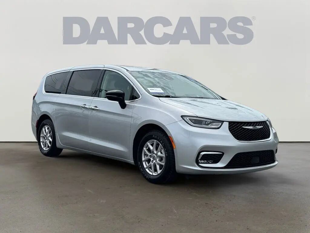 2024 Chrysler Pacifica Touring L — photo 1 of 16