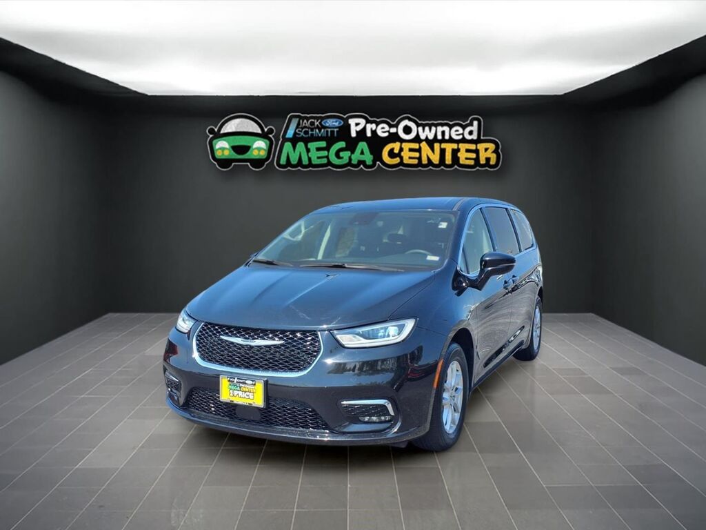 2024 Chrysler Pacifica Touring L — photo 1 of 2