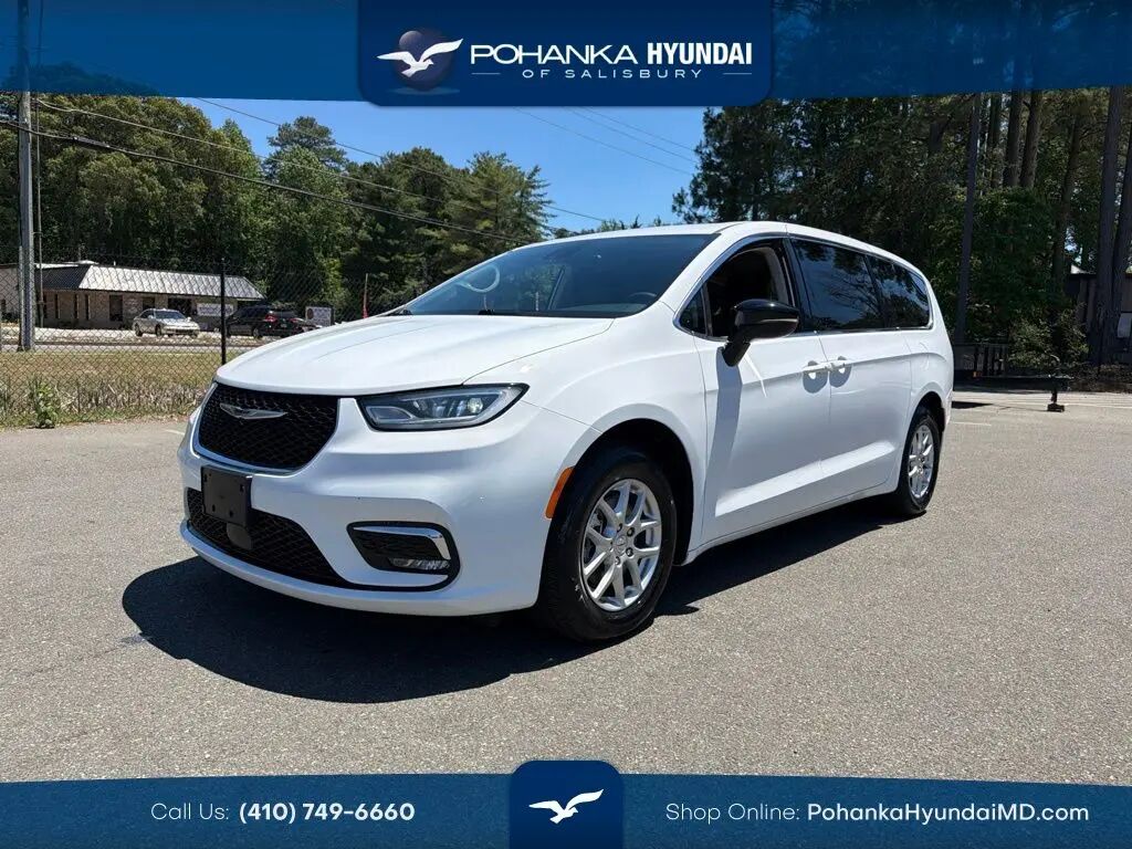 2024 Chrysler Pacifica Touring L — photo 1 of 13