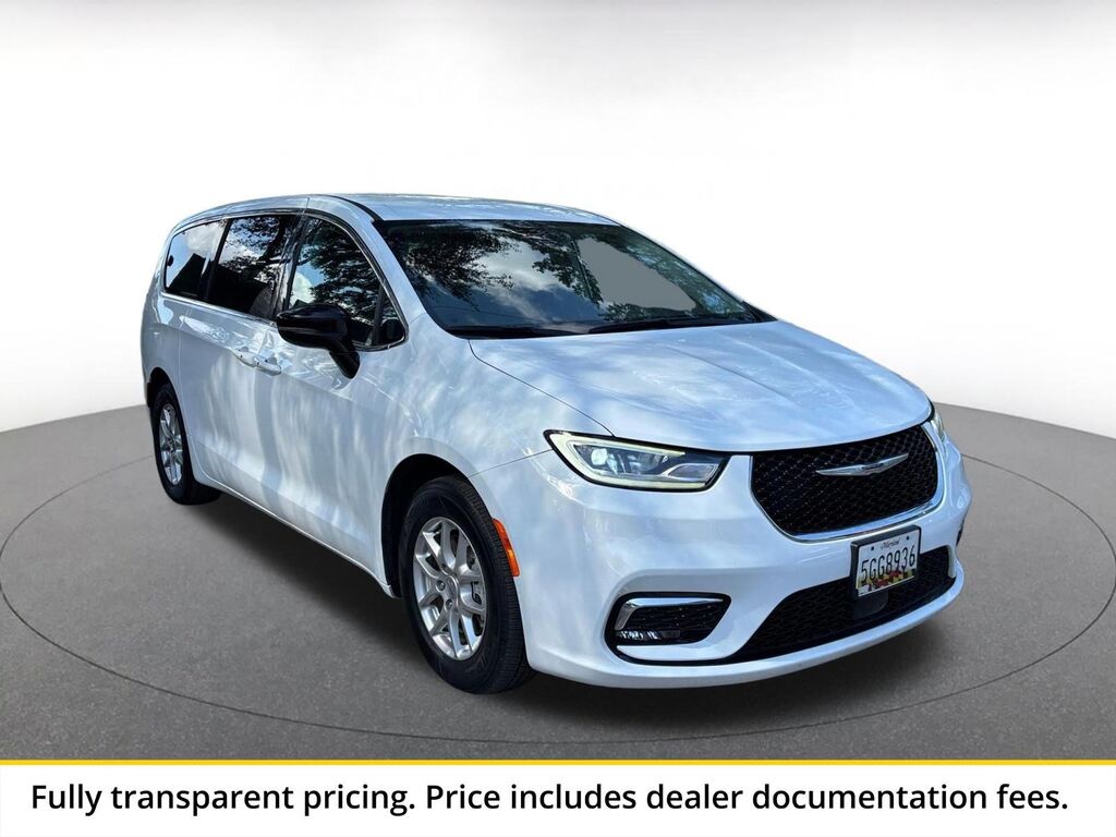2024 Chrysler Pacifica Touring L — photo 1 of 23