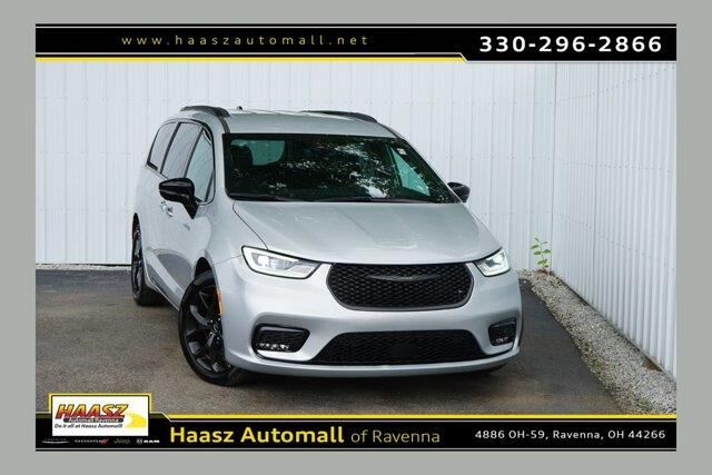 2024 Chrysler Pacifica Touring L — photo 1 of 20