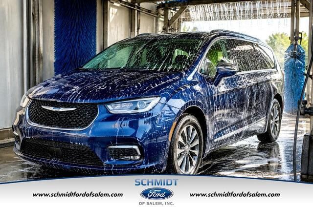 2025 Chrysler Pacifica Select — photo 1 of 14