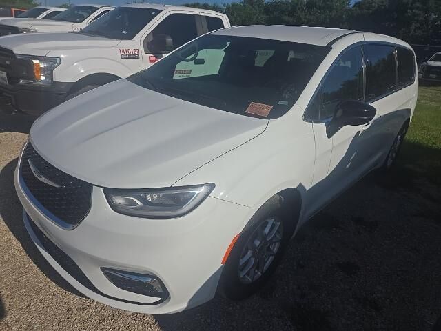 2025 Chrysler Pacifica Select — photo 1 of 6
