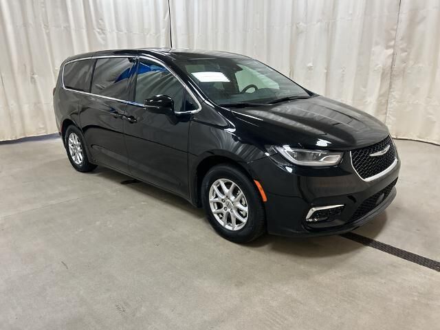 2025 Chrysler Pacifica Select — photo 1 of 13
