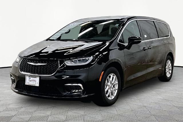 2025 Chrysler Pacifica Select — photo 1 of 39