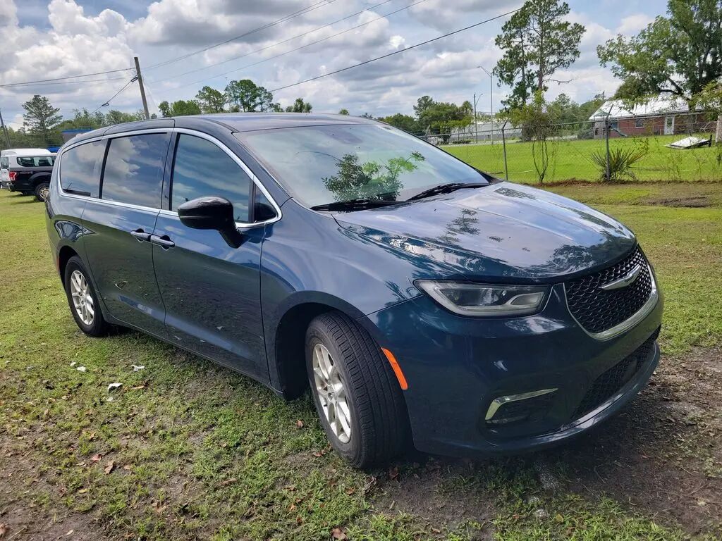 2025 Chrysler Pacifica Select — photo 1 of 40