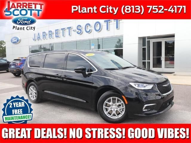 2025 Chrysler Pacifica Select — photo 1 of 10