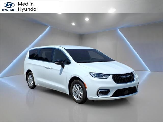 2026 Chrysler Pacifica Select — photo 1 of 13