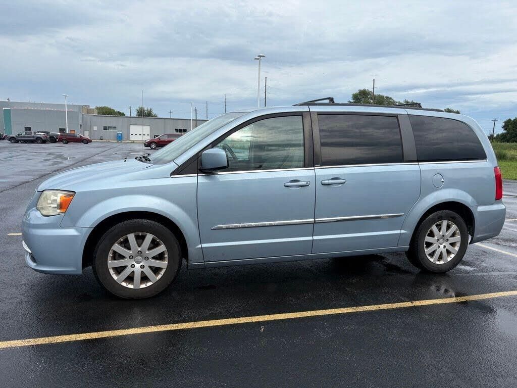 2013 Chrysler Town and Country Touring — photo 1 of 2