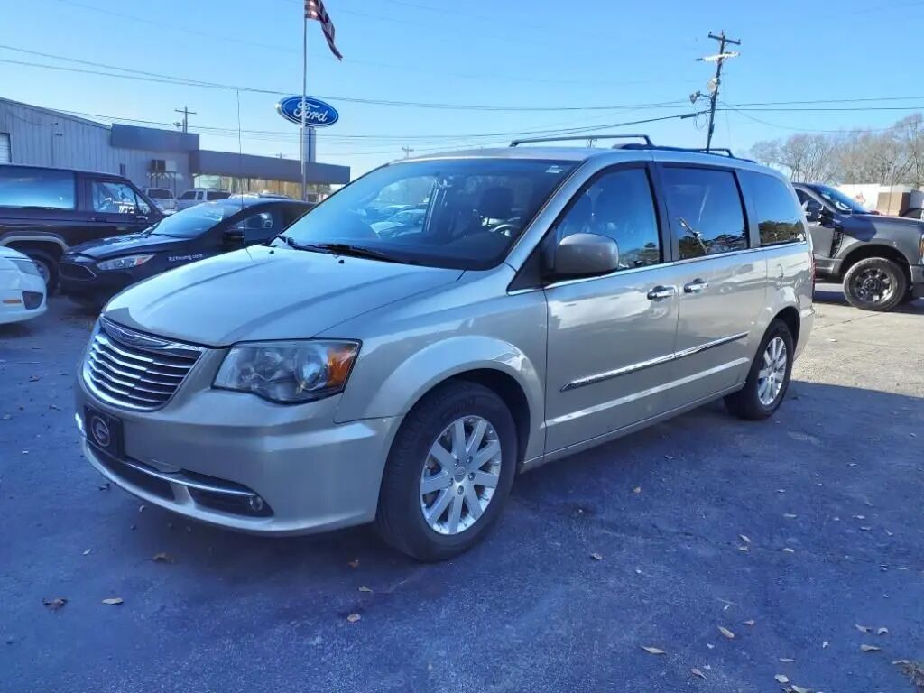 2015 Chrysler Town and Country Touring — photo 1 of 13