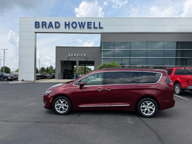 2017 Chrysler Pacifica Touring-L — photo 1 of 13