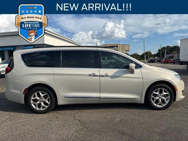 2017 Chrysler Pacifica Touring-L — photo 1 of 13