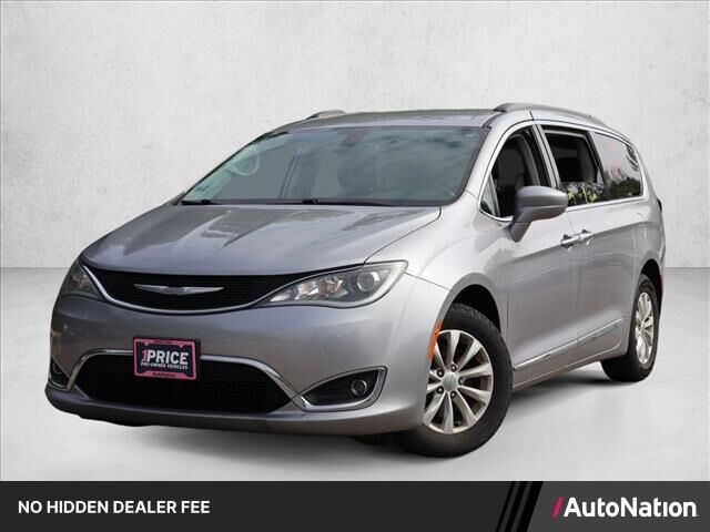 2017 Chrysler Pacifica Touring-L — photo 1 of 13