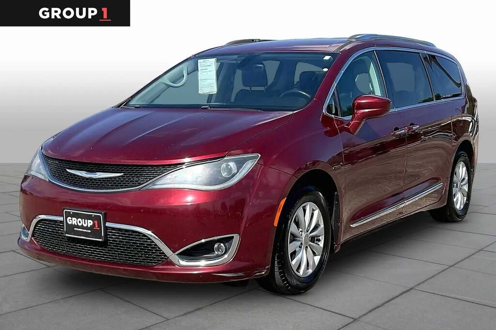 2018 Chrysler Pacifica Touring L — photo 1 of 12