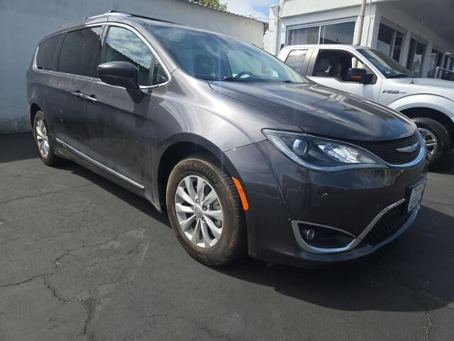 2018 Chrysler Pacifica Touring L — photo 1 of 26