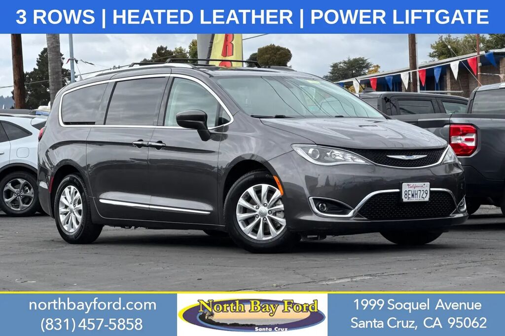 2018 Chrysler Pacifica Touring L — photo 1 of 12