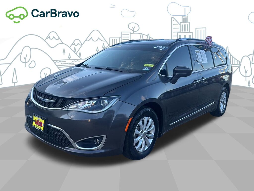 2019 Chrysler Pacifica Touring L — photo 1 of 7