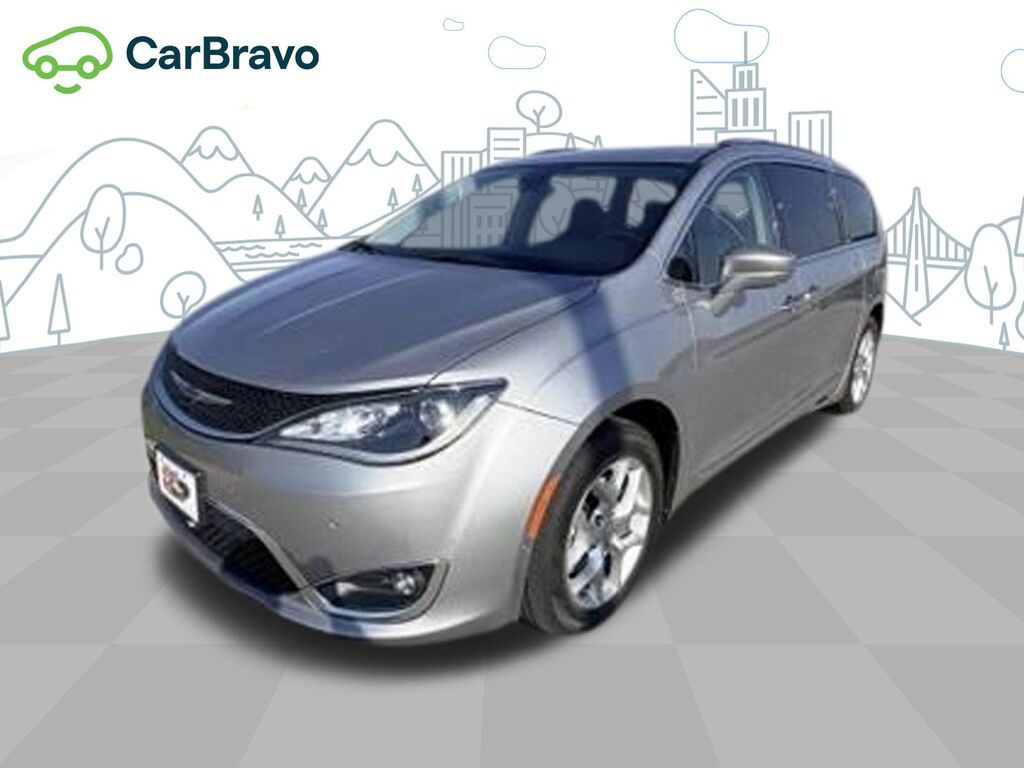 2020 Chrysler Pacifica Touring L — photo 1 of 7