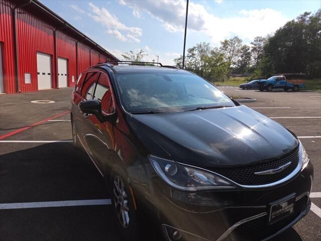 2020 Chrysler Pacifica Touring L — photo 1 of 11