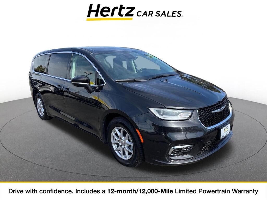 2023 Chrysler Pacifica Touring L — photo 1 of 11