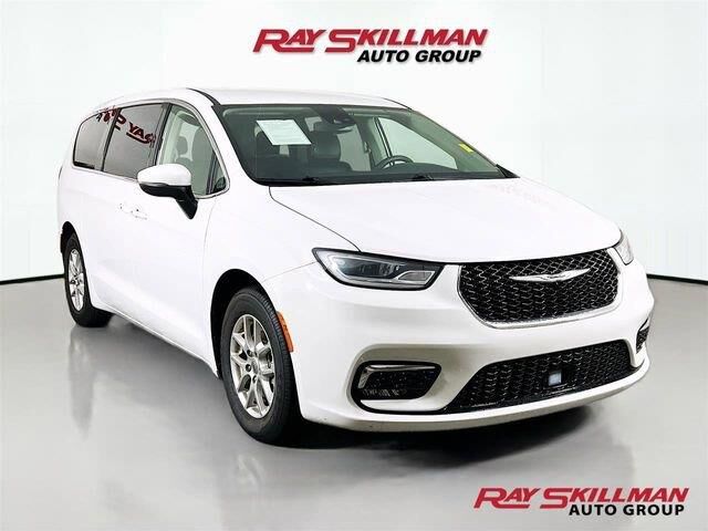 2023 Chrysler Pacifica Touring L — photo 1 of 13