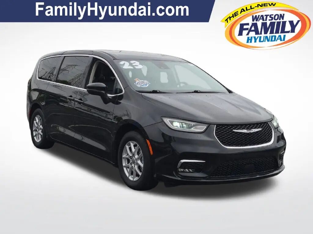 2023 Chrysler Pacifica Touring L — photo 1 of 13