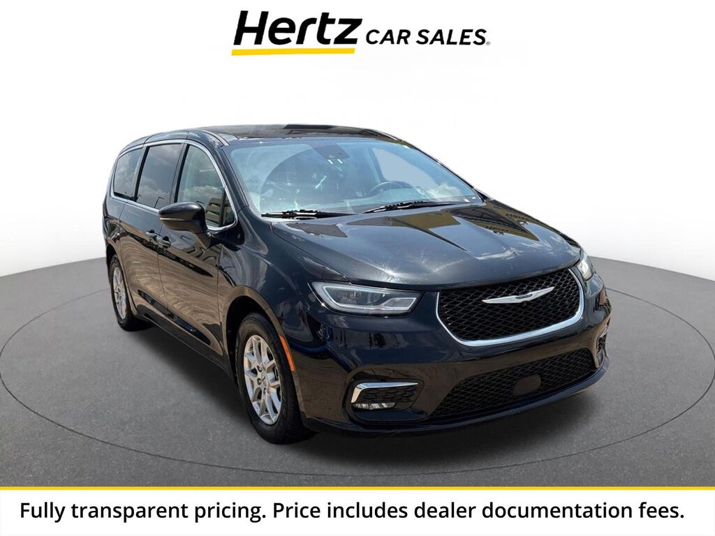 2023 Chrysler Pacifica Touring L — photo 1 of 13