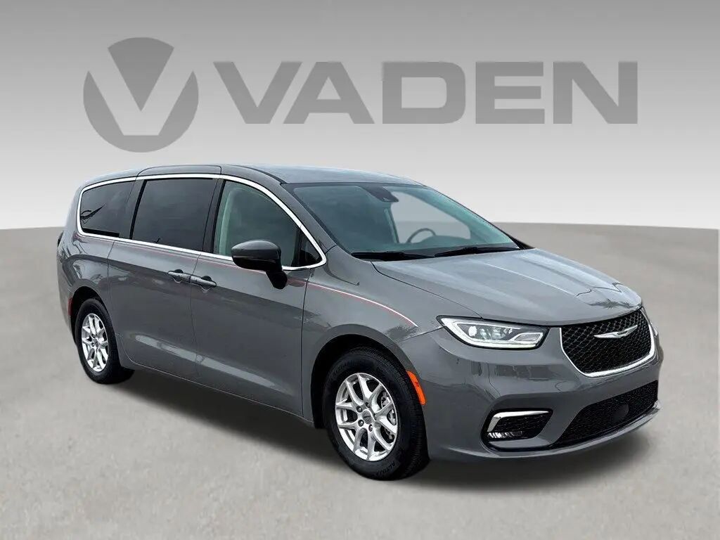 2023 Chrysler Pacifica Touring L — photo 1 of 26