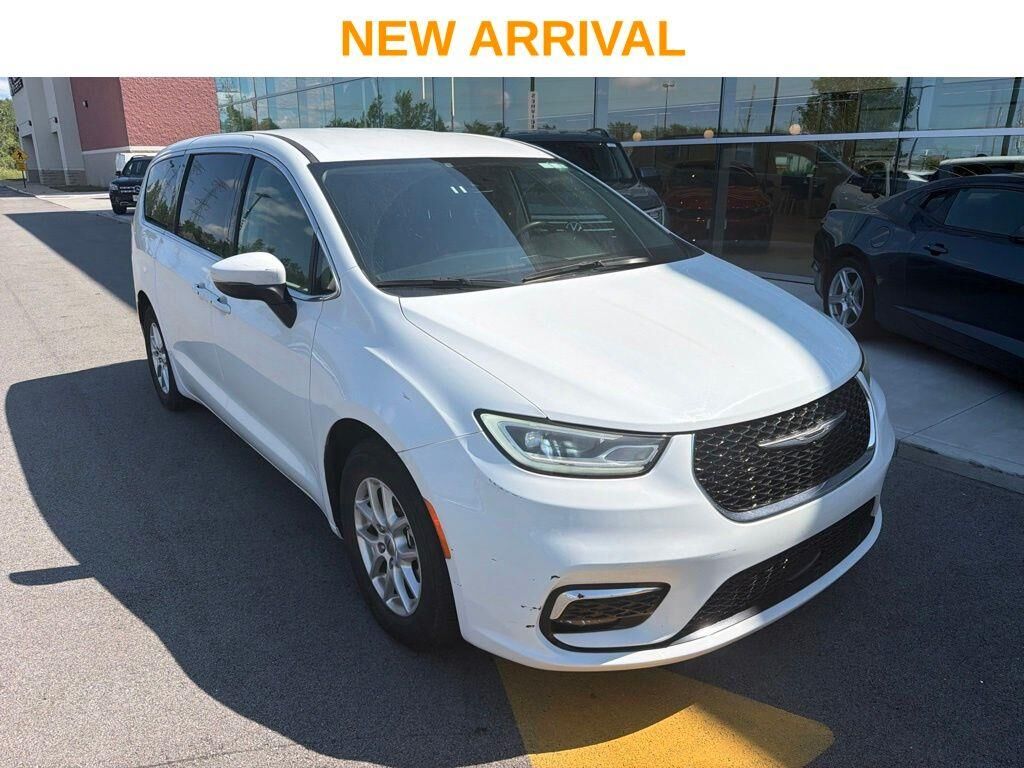 2023 Chrysler Pacifica Touring L — photo 1 of 22
