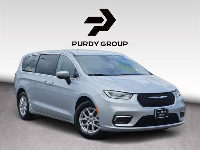 2023 Chrysler Pacifica Touring L — photo 1 of 9