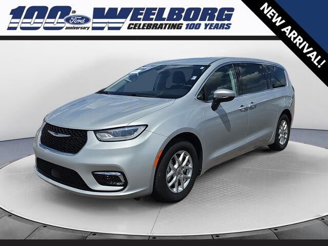 2023 Chrysler Pacifica Touring L — photo 1 of 13
