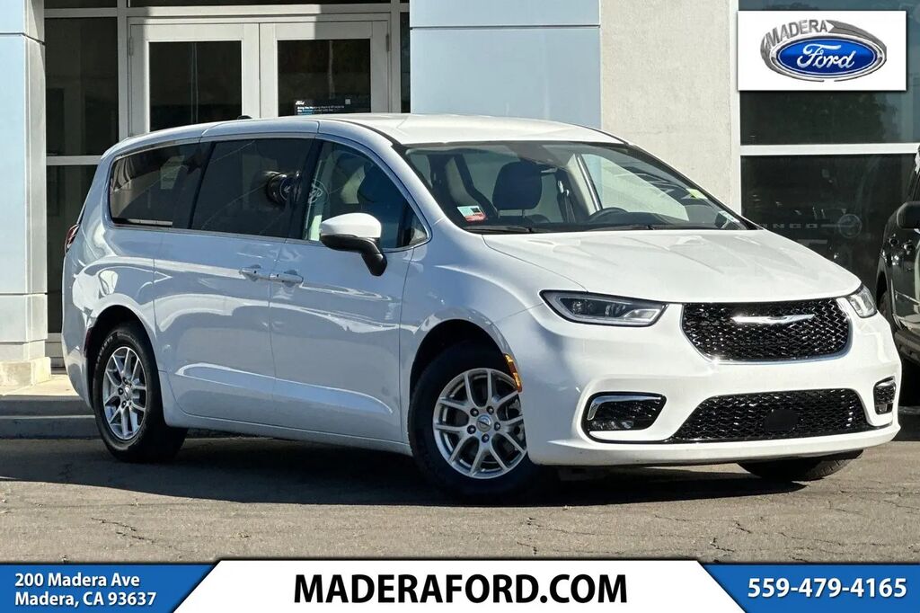 2023 Chrysler Pacifica Touring L — photo 1 of 13