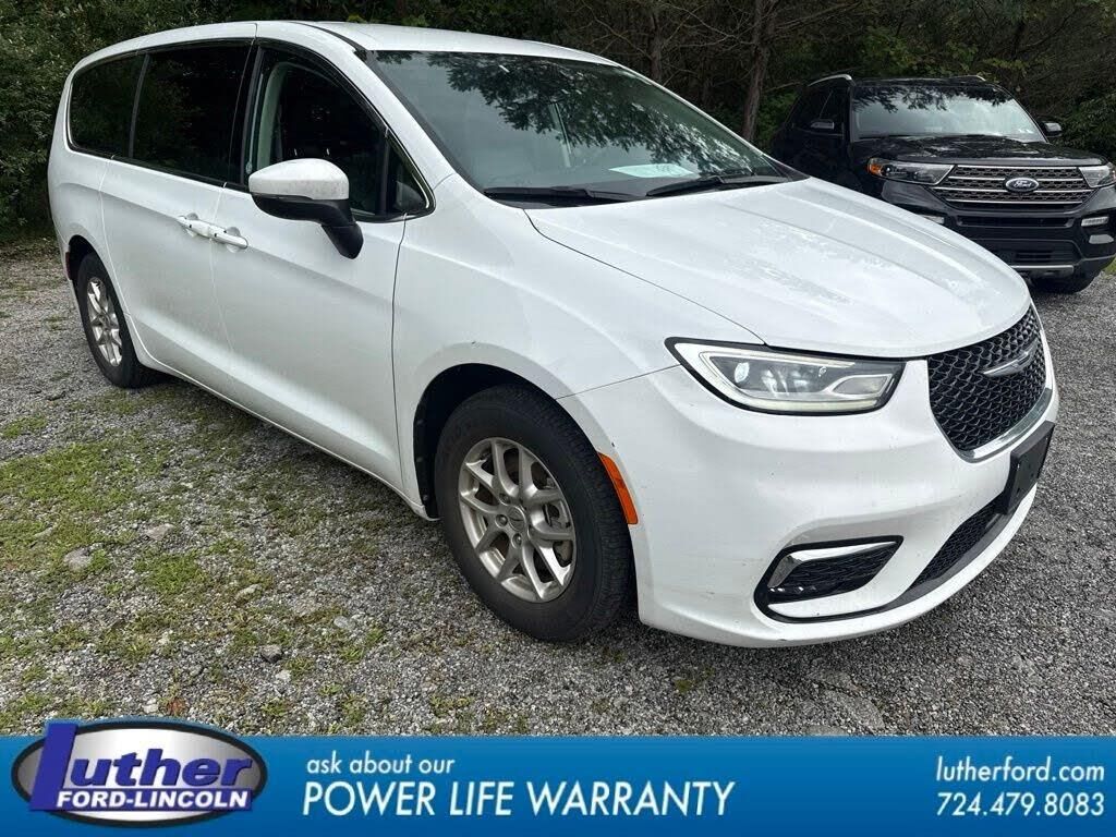 2023 Chrysler Pacifica Touring L — photo 1 of 3