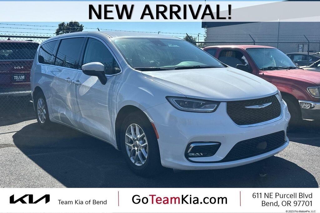 2023 Chrysler Pacifica Touring L — photo 1 of 12