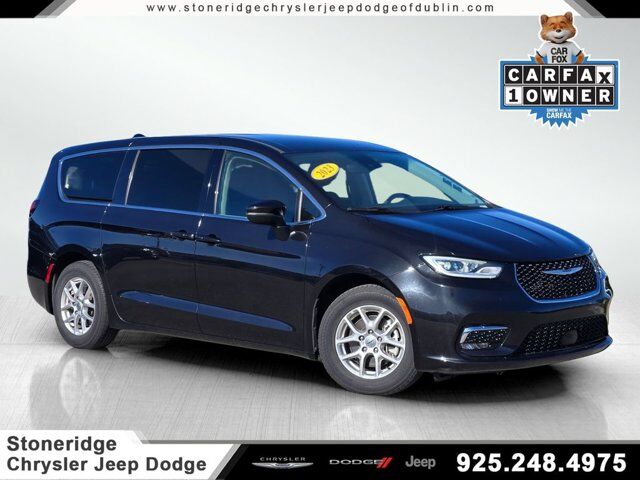 2023 Chrysler Pacifica Touring L — photo 1 of 13