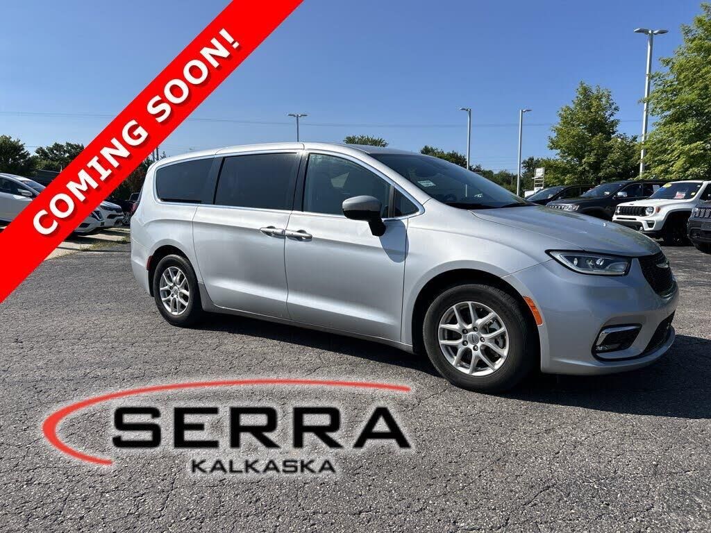 2023 Chrysler Pacifica Touring L — photo 1 of 1