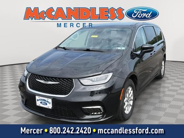 2023 Chrysler Pacifica Touring L — photo 1 of 13