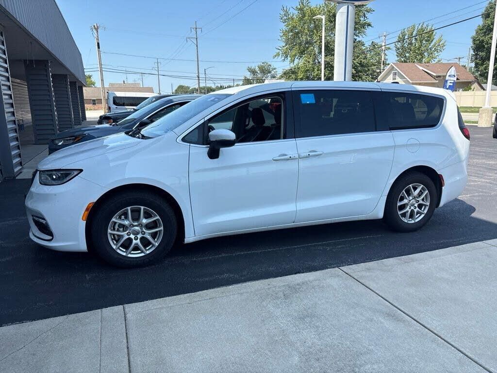 2023 Chrysler Pacifica Touring L — photo 1 of 1
