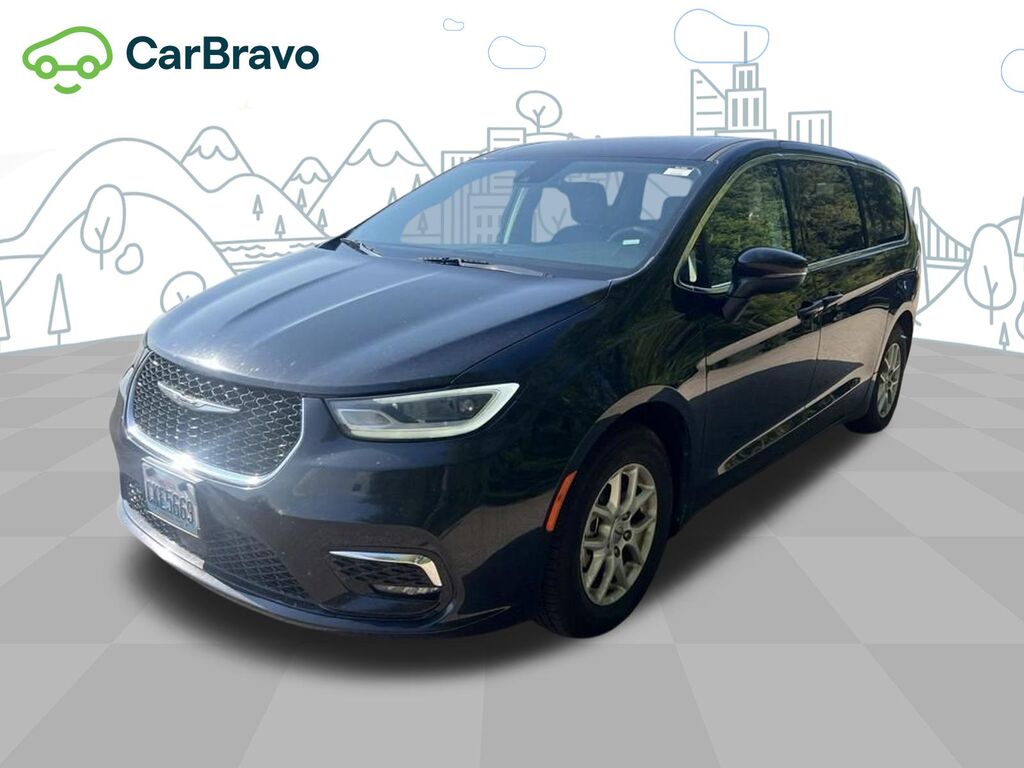 2023 Chrysler Pacifica Touring L — photo 1 of 6