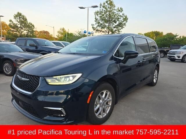 2023 Chrysler Pacifica Touring L — photo 1 of 26