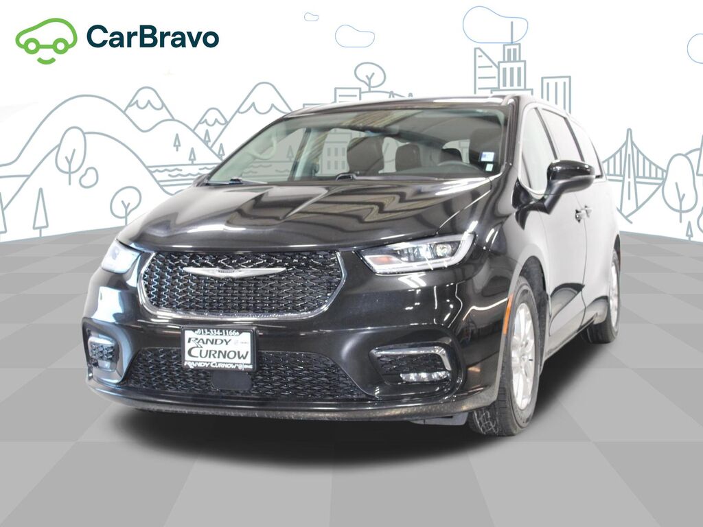 2023 Chrysler Pacifica Touring L — photo 1 of 6