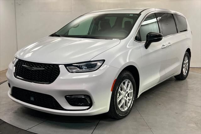 2024 Chrysler Pacifica Touring L — photo 1 of 26
