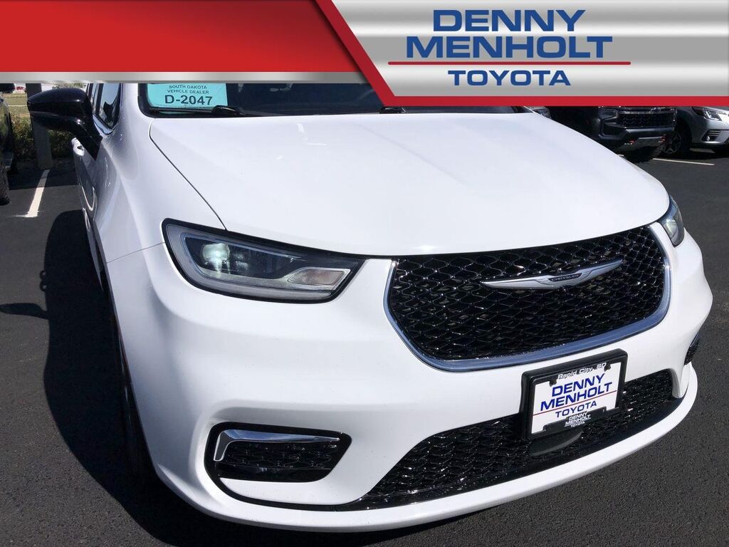 2024 Chrysler Pacifica Touring L — photo 1 of 13
