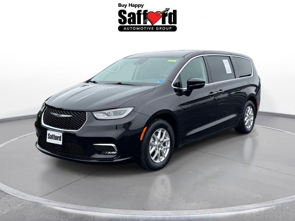 2024 Chrysler Pacifica Touring L — photo 1 of 13