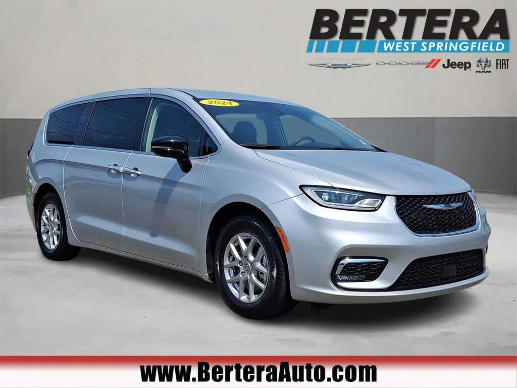 2024 Chrysler Pacifica Touring L — photo 1 of 13