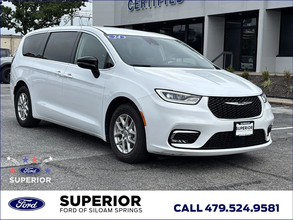 2024 Chrysler Pacifica Touring L — photo 1 of 12