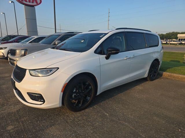 2024 Chrysler Pacifica Touring L — photo 1 of 4