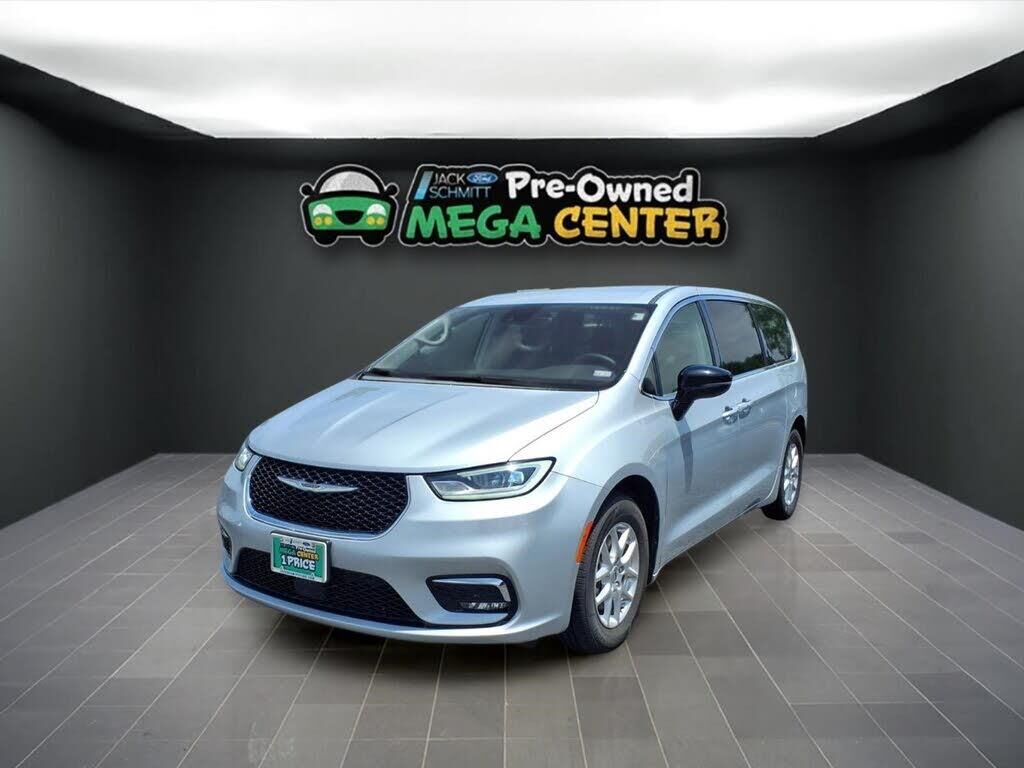2024 Chrysler Pacifica Touring L — photo 1 of 1