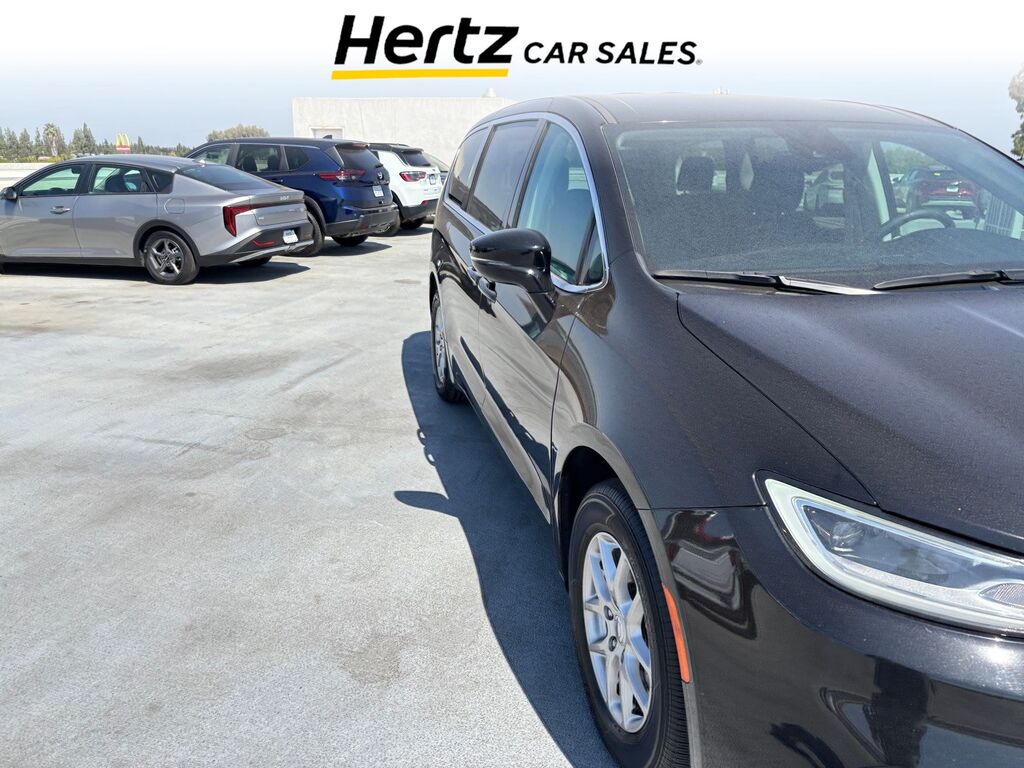 2024 Chrysler Pacifica Touring L — photo 1 of 11