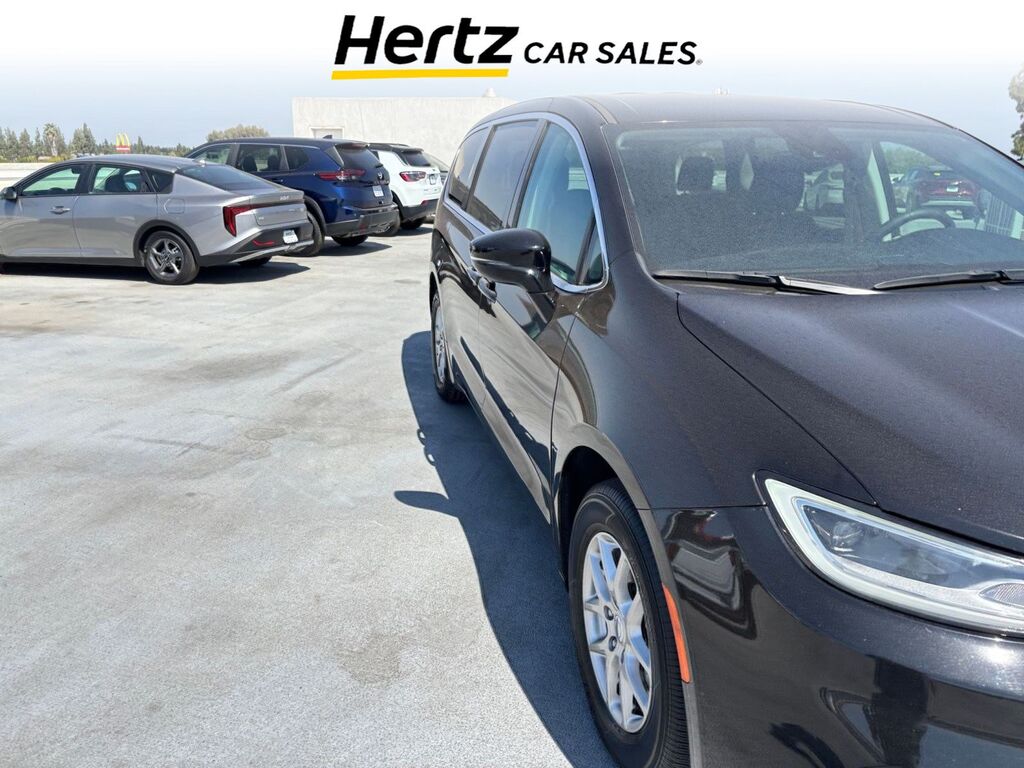 2024 Chrysler Pacifica Touring L — photo 1 of 1